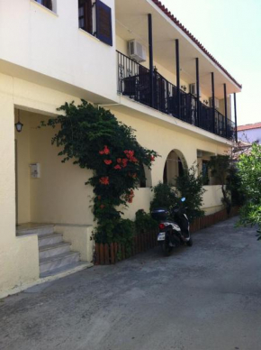 Отель Eleni's House  Скиатос